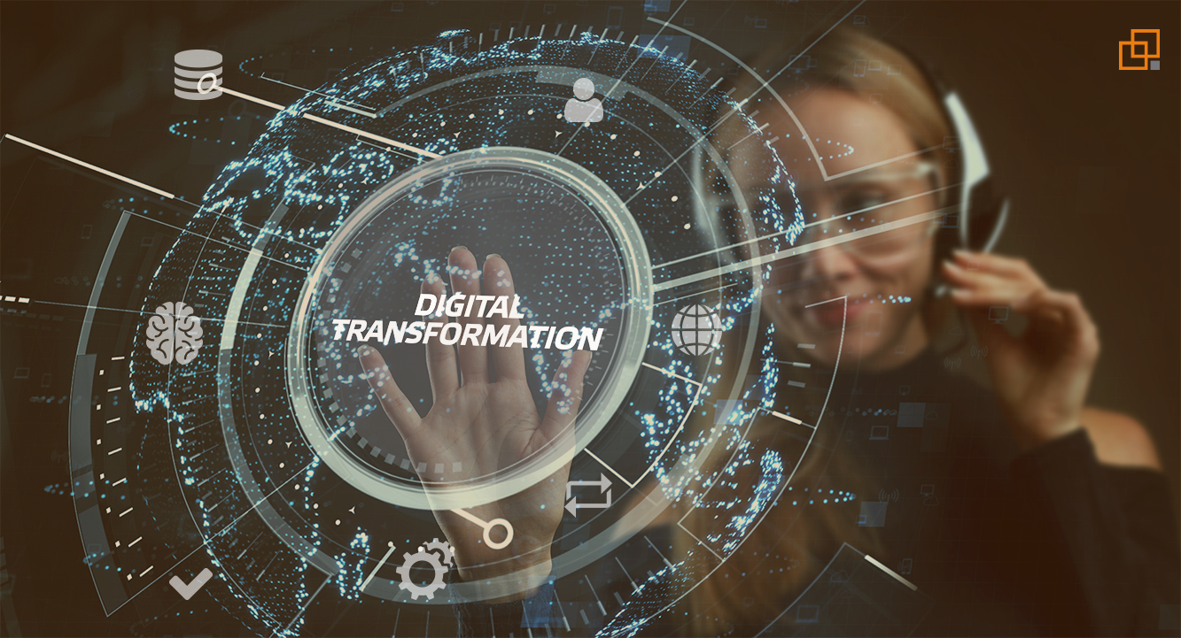 Frau mit futuristischem Headset auf dem Weg zur digitalen Transformation